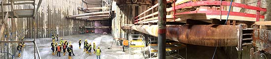 In dieser Baugrube an der Blumenstraße entsteht eines von zwei Erweiterungsbauwerken; die Durchbrüche zum Bestandsbauwerk entstehen im Bildhintergrund links (zum Bahnsteig an Gleis 2) und rechts (zum Bahnsteig an Gleis 1). (©Foto: Martin Schmitz)